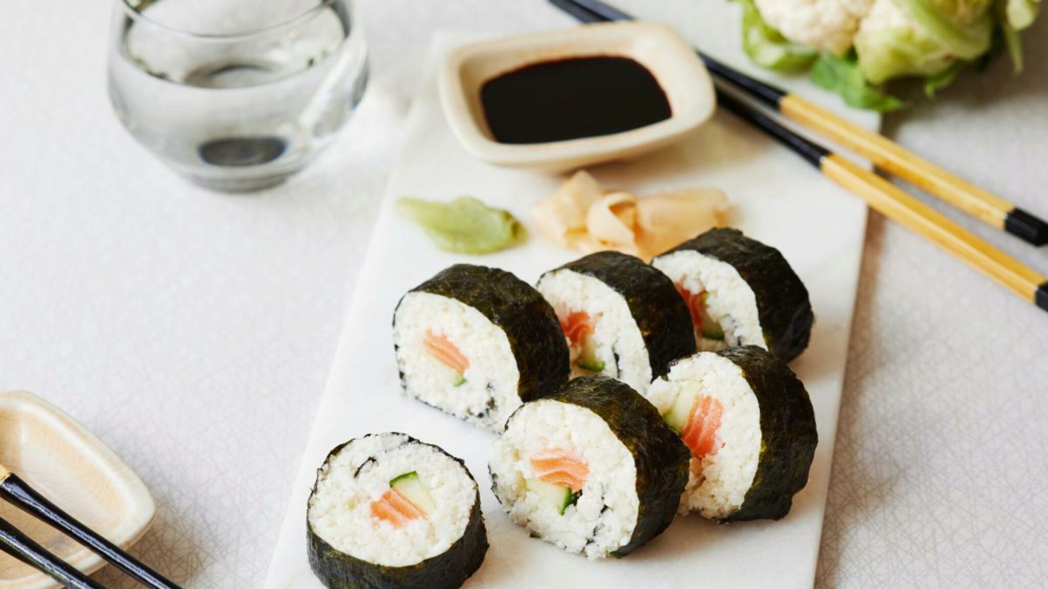 Sushi Contro Sashimi. Confronto Tra Due Piatti Classici Giapponesi